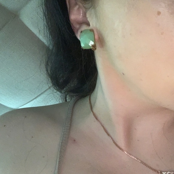 Vintage Monet Large jade Crystal clip on Earrings in gold tone, Monet stamped - Picture 5 of 5